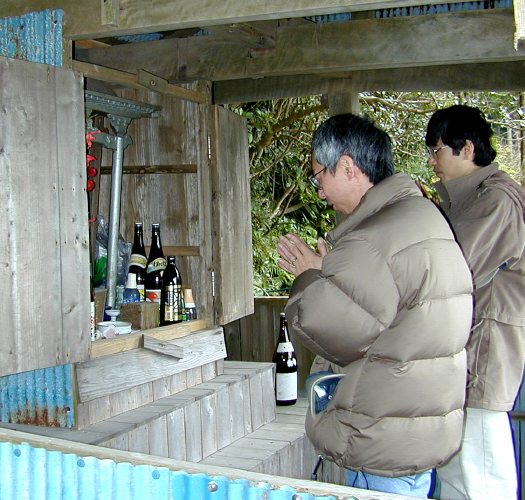 Hirabayashi-san and Mitsuda-san praying at the shrine. (72K JPEG)
