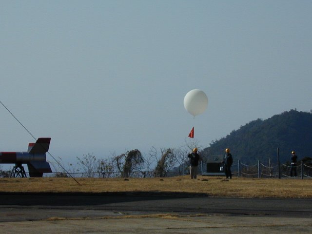 ISAS scientists releasing a weather balloon (33K JPEG)